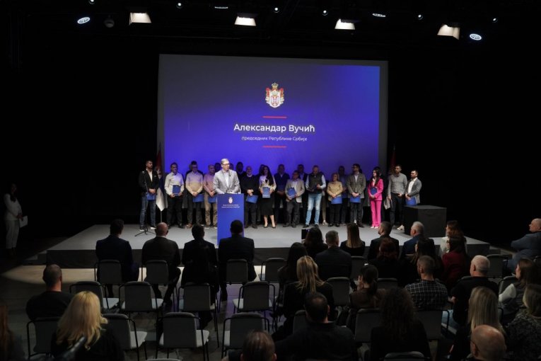 Vučić uručio rešenja za podsticaj razvoja u oblasti proizvodnje alkoholnih pića
