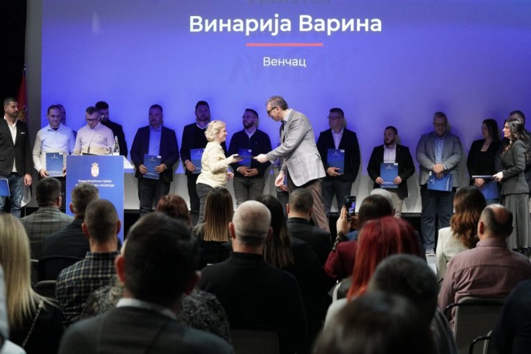 Vučić uručio rešenja za podsticaj razvoja u oblasti proizvodnje alkoholnih pića
