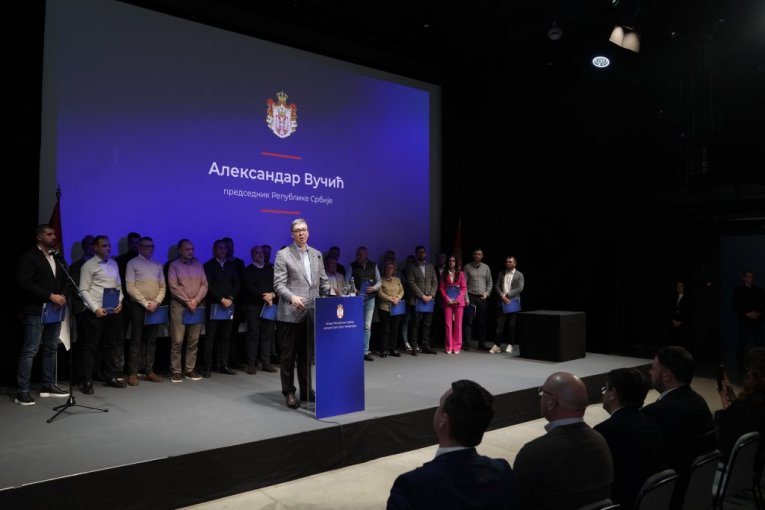 Vučić uručio rešenja za podsticaj razvoja u oblasti proizvodnje alkoholnih pića
