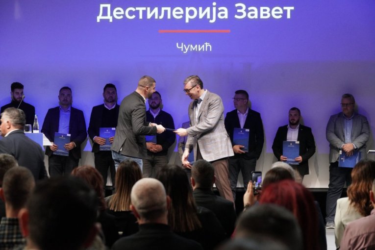 Vučić uručio rešenja za podsticaj razvoja u oblasti proizvodnje alkoholnih pića
