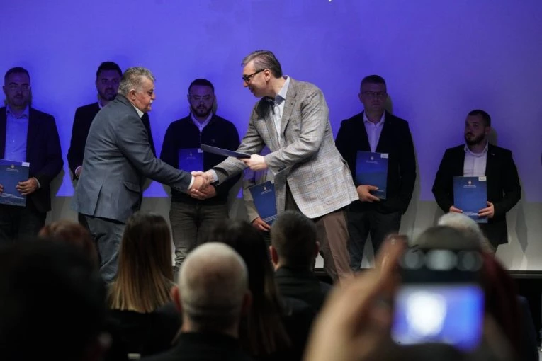 DRŽAVA POJAČALA PODRŠKU PROIZVOĐAČIMA! Vučić uručio rešenja za podsticaj razvoja u oblasti proizvodnje alkoholnih pića (FOTO, VIDEO)