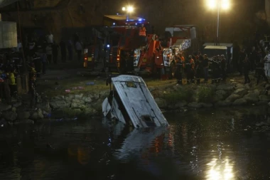 JEZIVA TRAGEDIJA! Autobus sa desetinama putnika SLETEO u reku – najmanje 24 MRTVIH, među njima i DECA, potraga za NESTALIMA i dalje traje! (FOTO, VIDEO)