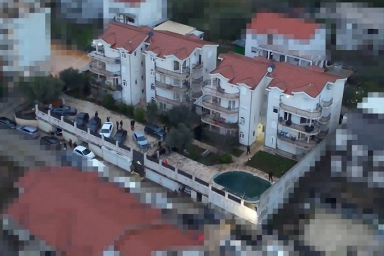 Policija upala u kući Radoja Zvicera
