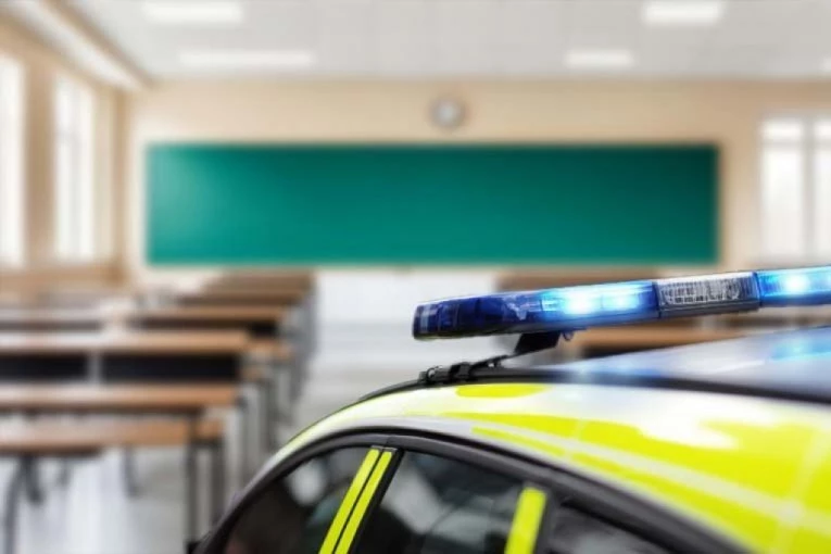 NOŽEM NA VRŠNJAKE USRED BELA DANA! Krvava drama u školi šokirala javnost: Deca ranjena, napadač u bekstvu, a policija izdala hitno upozorenje!