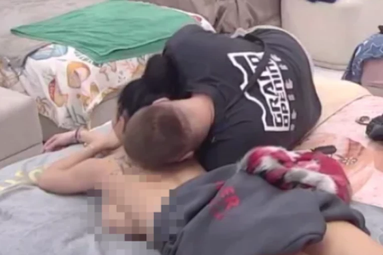 UŽIVO U PROGRAMU MAJA MARINKOVIĆ POKAZALA GOLE SILIKONE: Janjušu ispale oči zbog OVOG prizora! (FOTO)