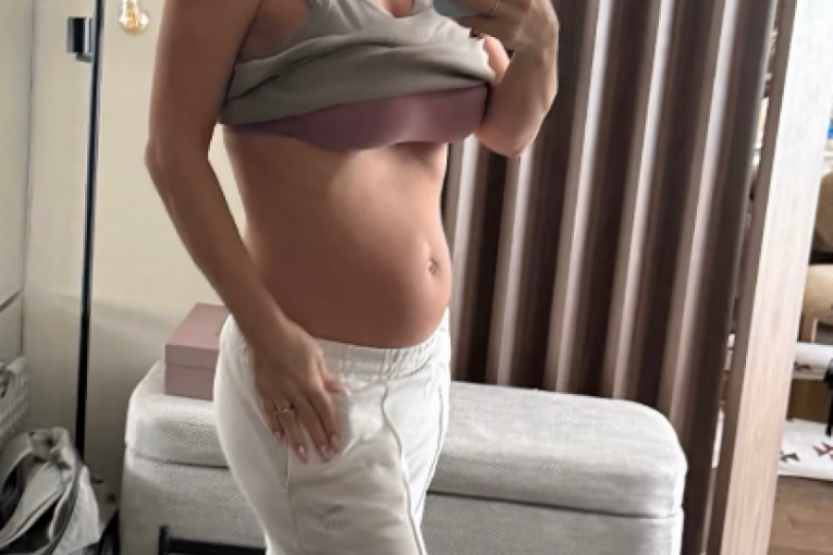 Iva Bojanović pokazala trudnički stomak