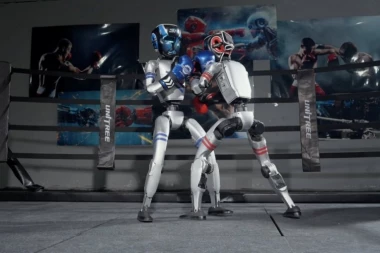 KINA POČELA DA ORGANIZUJE BORBE ROBOTA! Neverovatne scene, i čovek "dobio batine"! (VIDEO)