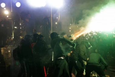 OPŠTI RAT NA ULICAMA ALBANIJE: Žestoki sukobi opozicije i policije, Molotovljevi kokteli lete na zgradu vlade, ima povređenih! (FOTO, VIDEO)