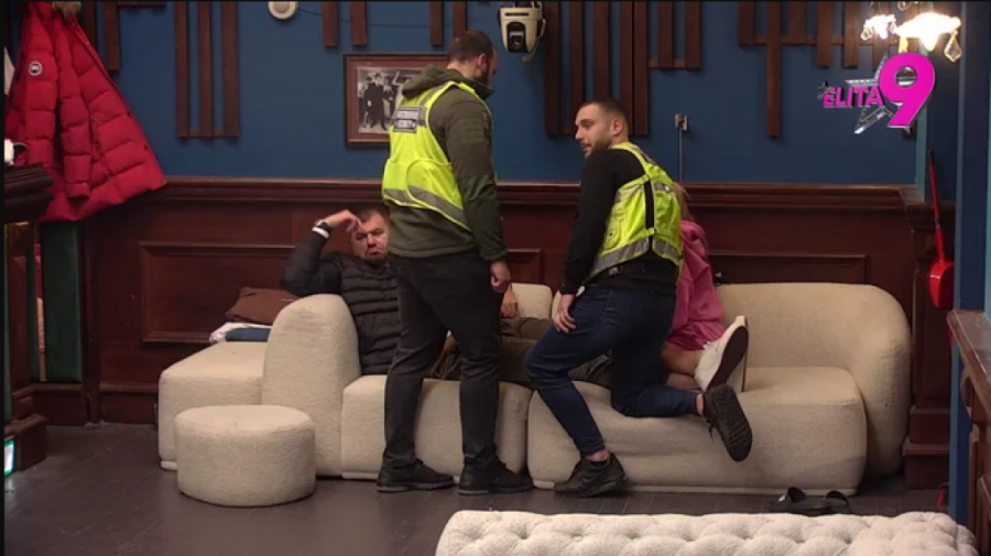 NAŠLJOKANU ANELI JEDVA OBUZDALO OBEZBEĐENJE: Nasrnula na Janjuša jer joj nije UZVRATIO LJUBAV! Poniženje veka! (VIDEO)