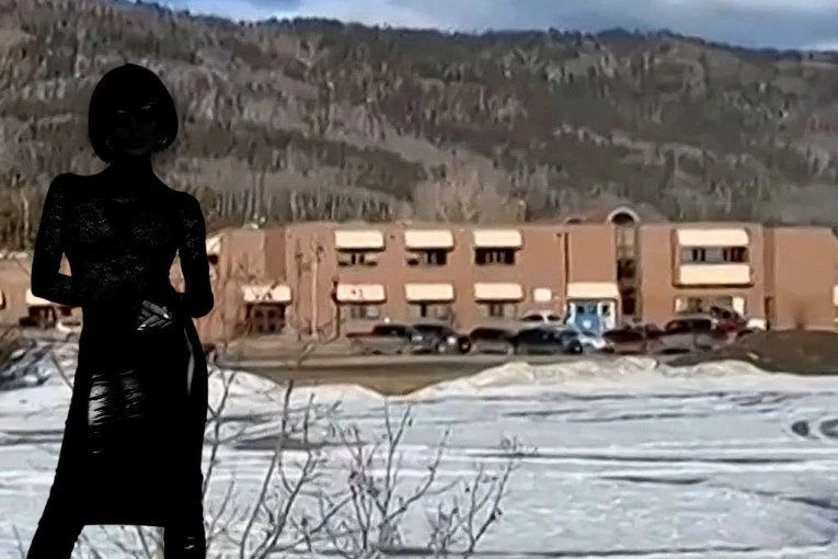 DRAMATIČNO UPOZORENJE GRAĐANIMA! „Osumnjičena žena u haljini, tamne kose...“ – SMS stigao usred MASAKRA u školi!