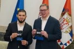 PREDSEDNIK VUČIĆ PRIMIO MAHAČEVA U BEOGRADU: UFC šampion mu poklonio LEGENDARNE RUKAVICE! (FOTO)