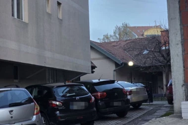 OTAC UBIJENE BILJANE NA MESTU ZLOČINA! Dramatične scene ispred kuće u Kruševcu gde je Janko ubio majku: "Kada su mu rekli da je ostao bez ćerke, seo je u auto i počeo da se krsti!"