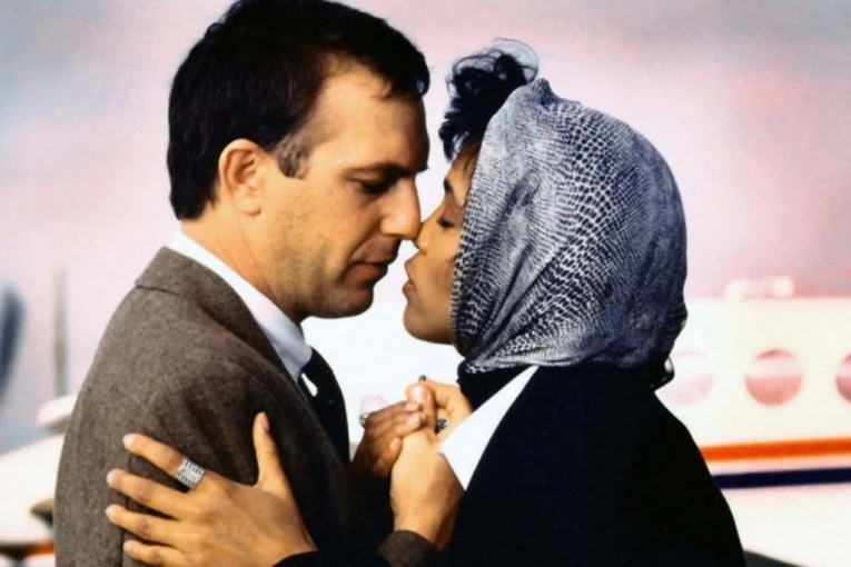 KEVIN KOSTNER otkrio sve o odnosu sa VITNI HJUSTON: Terali ga da skrati govor na njenoj sahrani, ali nije želeo! (FOTO)