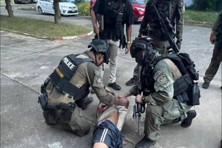 JEZIVA TALAČKA KRIZA! Tinejdžer sa ukradenim pištoljem PUCAO PO ŠKOLI – učiteljica izgubila bitku za život!