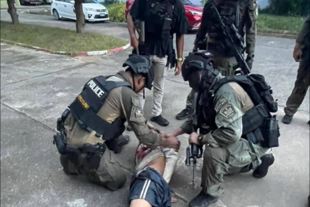 JEZIVA TALAČKA KRIZA! Tinejdžer sa ukradenim pištoljem PUCAO PO ŠKOLI – učiteljica izgubila bitku za život!