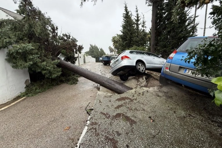 STRAVA I UŽAS! Olujni vetrovi LOME stabla i krovove, letovi OTKAZANI, građani UPOZORENI da ostanu u kućama! (FOTO, VIDEO)