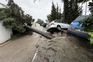 STRAVA I UŽAS! Olujni vetrovi LOME stabla i krovove, letovi OTKAZANI, građani UPOZORENI da ostanu u kućama! (FOTO, VIDEO)