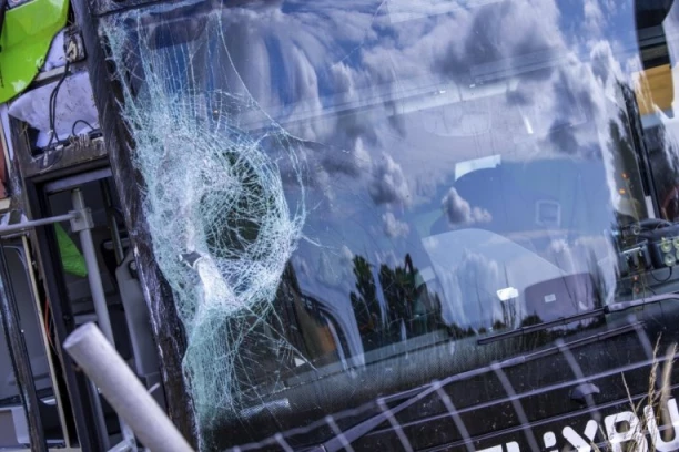 STRAVIČNA NESREĆA: Autobus pun sportista sleteo sa puta! Ima mrtvih, helikopter prevozi povređene! (VIDEO)