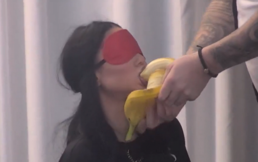 SNIMAK NA KOM MAJA MARINKOVIĆ RADI OVO S BANANOM! Obelodanjen video na kom se starleta zaigrala! NACIJA ZAPREPAŠĆENA NJENIM RADOM!