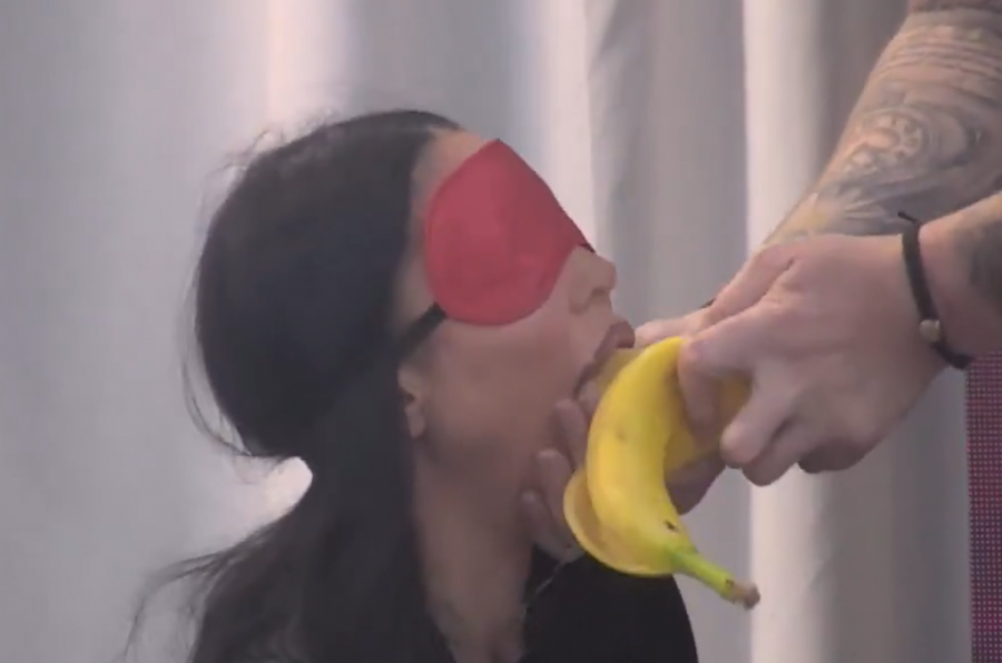 SNIMAK NA KOM MAJA MARINKOVIĆ RADI OVO S BANANOM! Obelodanjen video na kom se starleta zaigrala! NACIJA ZAPREPAŠĆENA NJENIM RADOM!