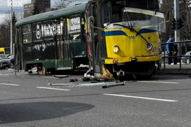 JEZIVE SCENE NA MESTU ISKAKANJA TRAMVAJA IZ ŠINA! Devojčici amputirana noga, a muškarac poginuo - ULICA ZATVORENA, POLICIJA OPKOLILA MESTO NESREĆE! (VIDEO)