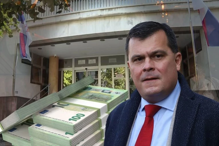 ŠOK U SPECIJALNOM SUDU! Advokat u punoj sudnici DAO SUDIJI ŠTOSEVE FALŠ NOVČANICA OD PO 100 EVRA: Član veća odbio i da ih dodirne, sudija odredila odmah pauzu