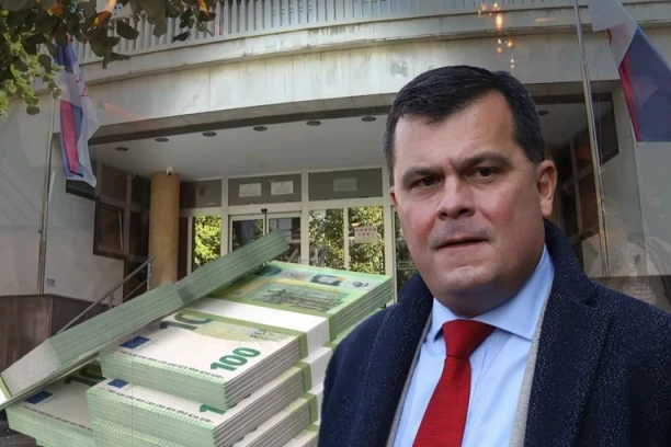 ŠOK U SPECIJALNOM SUDU! Advokat u punoj sudnici DAO SUDIJI ŠTOSEVE FALŠ NOVČANICA OD PO 100 EVRA: Član veća odbio i da ih dodirne, sudija odredila odmah pauzu