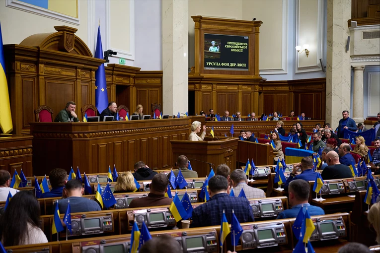 MASOVNO TROVANJE POSLANIKA! Hitno raspuštena skupština Ukrajine!