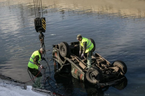 JEZIV KRAJ POTRAGE ZA NESTALIM MUŠKARCEM: Dunav izbacio branik automobila, ronioci zanemeli pred prizorom na dnu reke: "LEŽAO JE TU DECENIJU!" (FOTO)