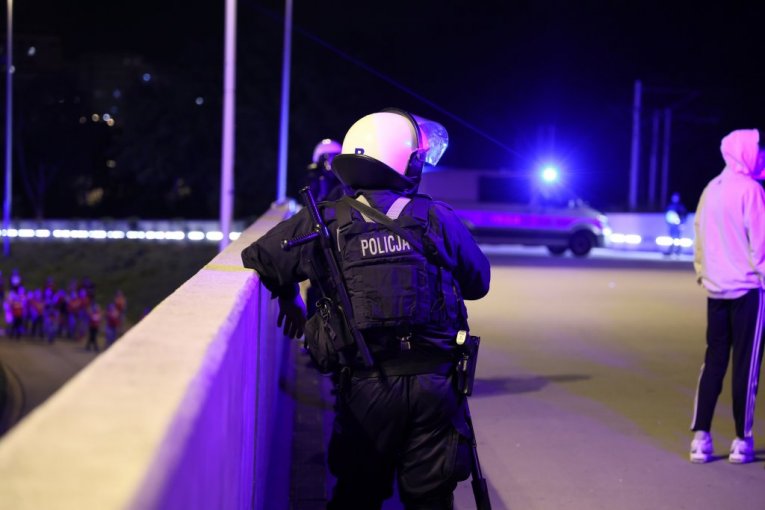 GRUESOME FIND UNDER THE BRIDGE: Passers-by spotted an immobile body, police immediately blocked everything!