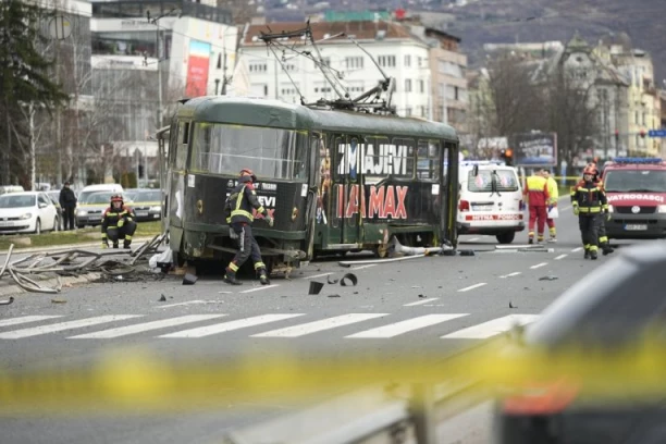 GRAD JE STAO, ULICE BLOKIRANE: Više hiljada studenata i građana traže pravdu za žrtve tramvajske nesreće