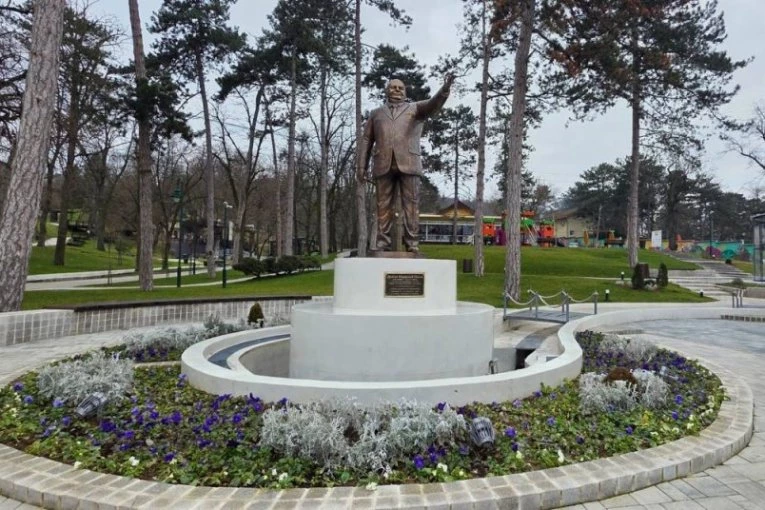 POSTAVLJEN SPOMENIK DRAGANU MARKOVIĆU PALMI U JAGODINI Dalibor Marković : “Spomenik mom ocu konačno gde mu je mesto”