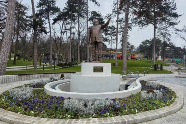 POSTAVLJEN SPOMENIK DRAGANU MARKOVIĆU PALMI U JAGODINI Dalibor Marković : “Spomenik mom ocu konačno gde mu je mesto”