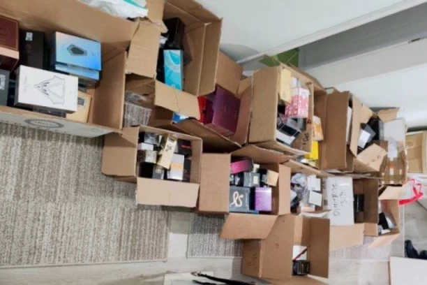 PRODAVALA KOZMETIKU NA CRNO! Proizvode slala preko kurira, oštetila budžet za 15,5 MILIONA!