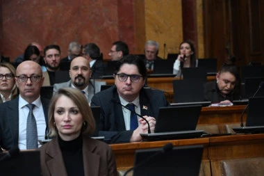 KAKO JE OD ODGOVORNOSTI ZAŠTIĆEN IZVRŠNI DIREKTOR ŽELEZNICE MILUTIN MILOŠEVIĆ, DRUG SA SLIKE TUŽIOCA NENADIĆA: Pravo u metu! (FOTO)