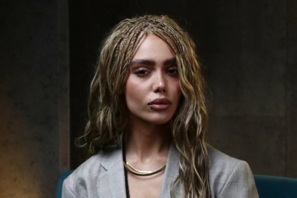 OVO JE MISTERIOZNA LORES SA PZE O KOJOJ BRUJI CELA SRBIJA: Evo zašto jedan deo pesme peva na ENGLESKOM, od ovog leka joj se SMANJIO NOS? (VIDEO)