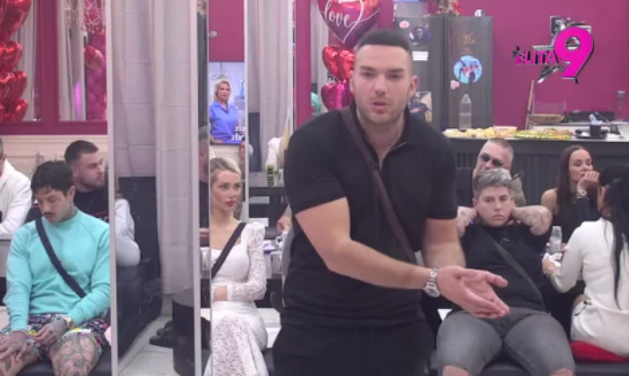 POPADAĆE VAM VILICE KAD ČUJETE ŠTA ANĐELO TRAŽI DEVOJKAMA U KREVETU! Svaka bivša je ovo morala da uradi kako bi ga zadovoljila!