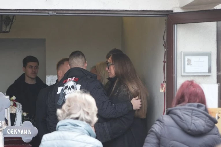 BIVŠI MUŽ GOGE SEKULIĆ SE POJAVIO NA SAHRANI: Scena na groblju KDIA DUŠU, pevačicu bol rastrzao u delove!