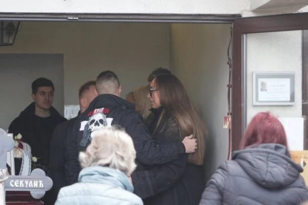 BIVŠI MUŽ GOGE SEKULIĆ SE POJAVIO NA SAHRANI: Scena na groblju KDIA DUŠU, pevačicu bol rastrzao u delove!
