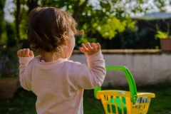 HITNO UPOZORENJE MINISTARSTVA! Ovaj popularni proizvod za dvorište OPASAN PO ŽIVOT dece: Ako ga imate, odmah ga UKLONITE!