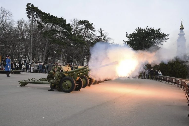 PO NAREĐENJU VRHOVNOG KOMANDANTA VUČIĆA: Grmelo sa Kalemegdana! Garda počasnim plotunima najavila DAN DRŽAVNOSTI! (FOTO, VIDEO)