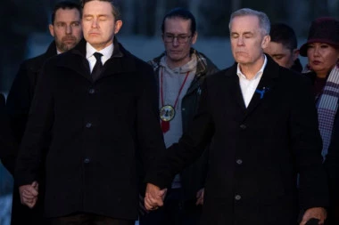 OVO ĆETE VIDETI SAMO JEDNOM U ŽIVOTU: Premijer i vođa opozicije drže se za ruke i drhte od bola i tuge! (FOTO)