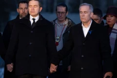 OVO ĆETE VIDETI SAMO JEDNOM U ŽIVOTU: Premijer i vođa opozicije drže se za ruke i drhte od bola i tuge! (FOTO)