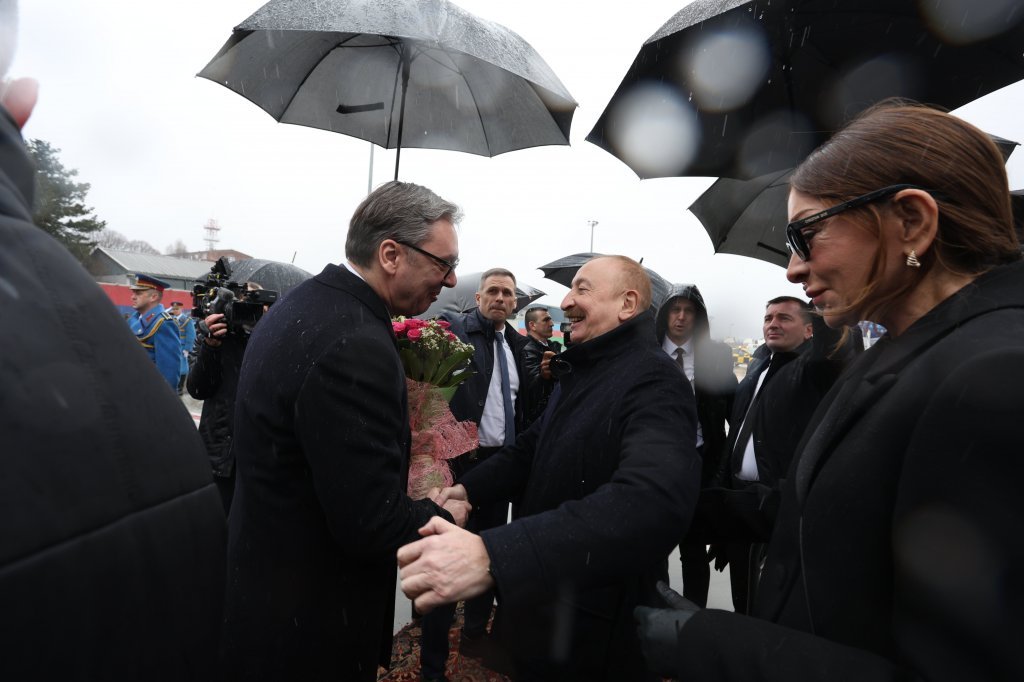 Predsednik Vučić dočekao Alijeva na aerodromu