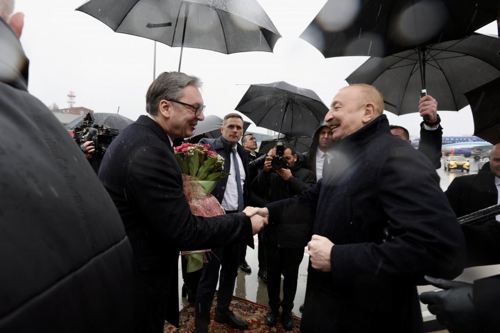 Predsednik Vučić dočekao Alijeva na aerodromu