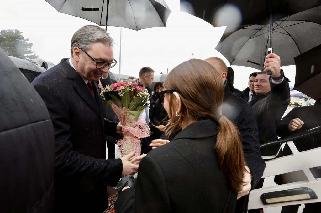 Predsednik Vučić dočekao Alijeva na aerodromu