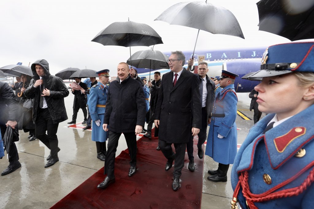 Predsednik Vučić dočekao Alijeva na aerodromu