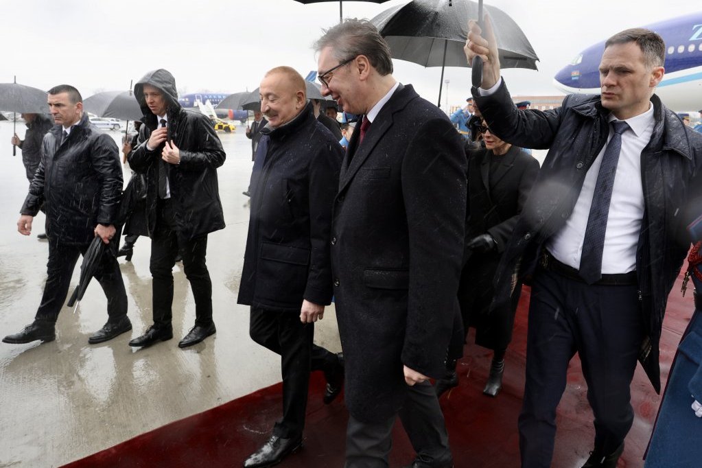 Predsednik Vučić dočekao Alijeva na aerodromu
