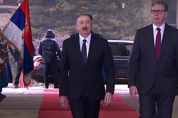 POČELA CEREMONIJA ISPRED PALATE SRBIJA! PREDSEDNIK VUČIĆ DOČEKAO ALIJEVA! Crveni tepih i počasna garda za predsednika Azerbejdžana! (VIDEO)