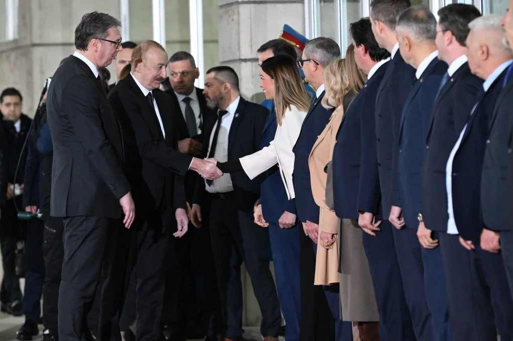 POČELA CEREMONIJA ISPRED PALATE SRBIJA! PREDSEDNIK VUČIĆ DOČEKAO ALIJEVA! Crveni tepih i počasna garda za predsednika Azerbejdžana! (VIDEO)